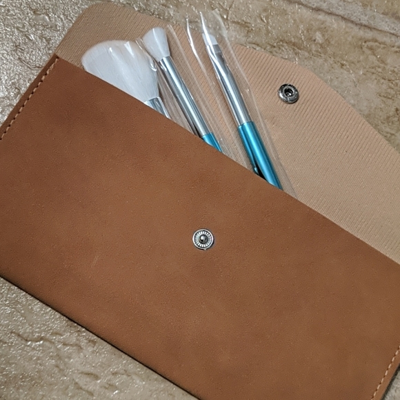 NWT Elaina Badro Baby blues Brush set with pouch - Picture 4 of 4